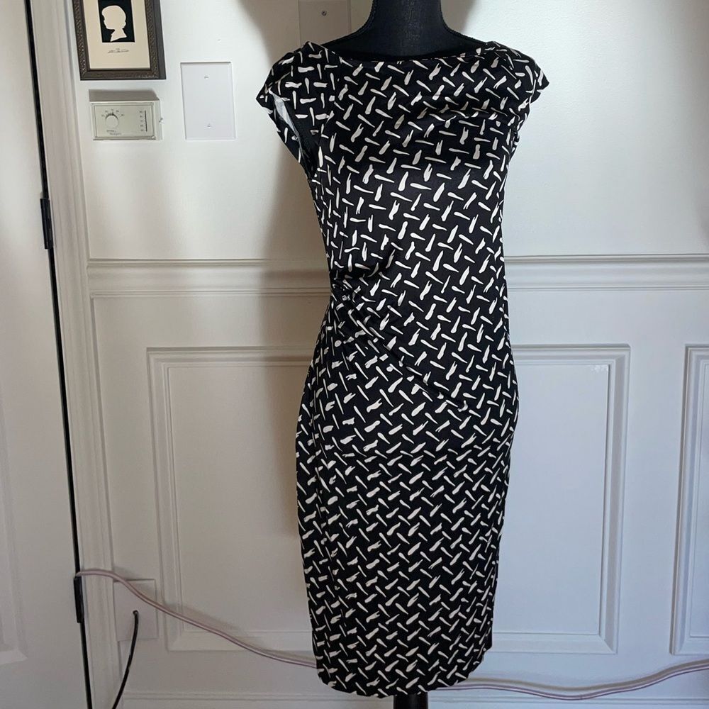 Diane Von Furstenburg Black and White Zig Zag Striped Midi Bodycon dress Size 6